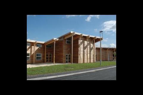 The main structural element of the school is a large glulaminated frame of timber from a sustainable source. 